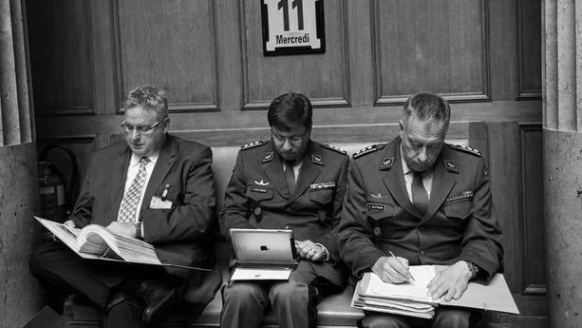Muss seine Termine offenlegen: Der ehemalige Rüstungschef Ulrich Appenzeller (links) im Bundeshaus. (Bild: Alessandro della Valle/Keystone)